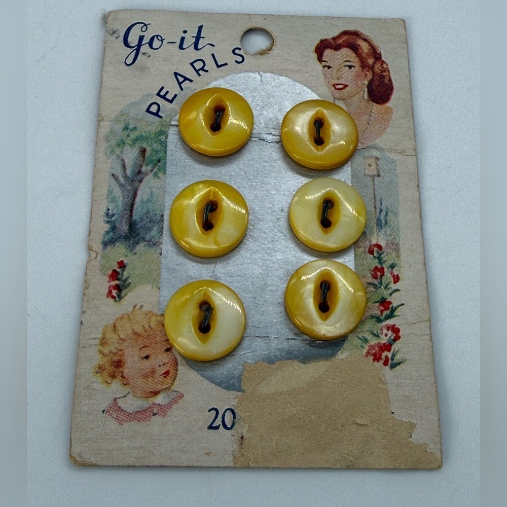 Original Dainty Vintage Go It Pearls Buttons Yellow Marbled On Card Mid Century - Picture 2 of 6